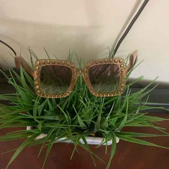 TYUVIVO Gold Crystal Embellished Glasses - Picture 4 of 7